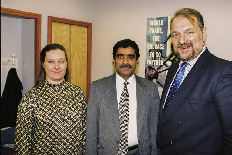 Fotografia 1: Mep Tom SPENCER meets with guests