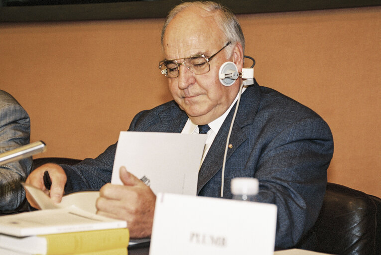 Fotografi 1: Meeting with Helmut KOHL, German Chancellor at the European Parliament in Strasbourg