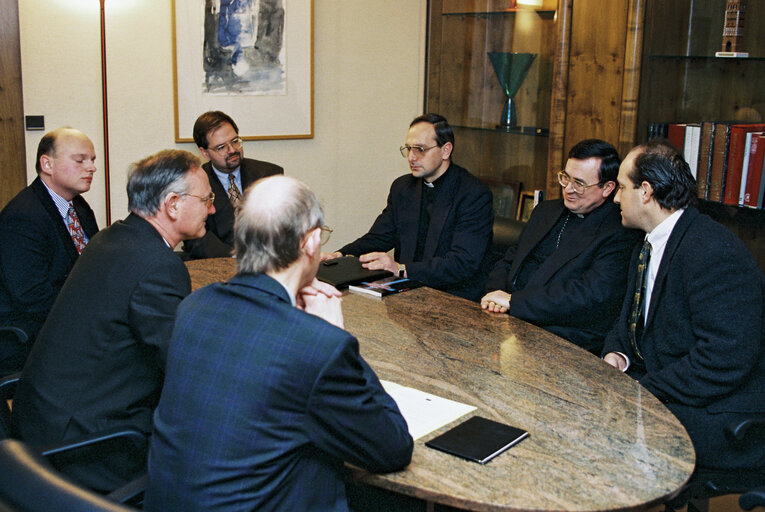 Foto 7: EP President meets with priester in February 1996