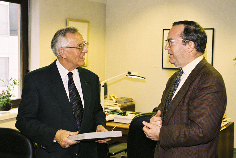 Снимка 5: Mep Wilfried MARTENS meets with Gerfrid GAIGG