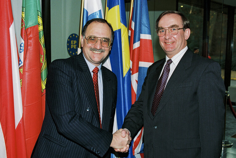 Foto 2: MEP David John Alfred HALLAM with guests in Brussels