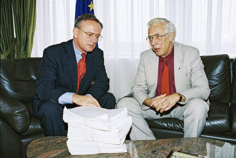 Valokuva 4: MEP Peter Duncan CRAMPTON hands over a petition to EP President