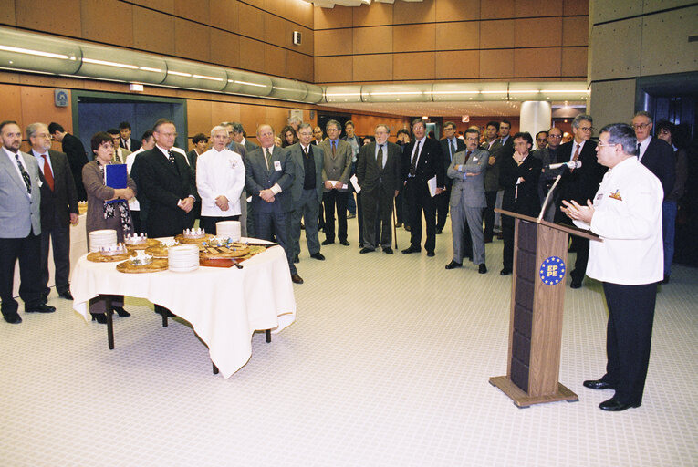 Снимка 9: Sharing galette with EP President Klaus HANSCH at the European Parliament in Strasbourg