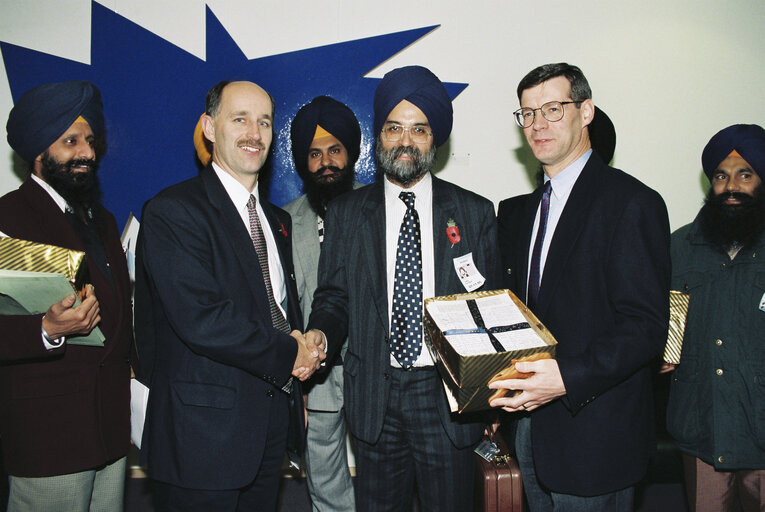 Fotografie 10: Presentation of a petition to British MEPs by a delegation from India