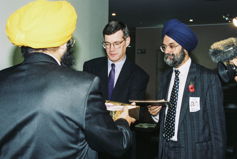 Fotografie 11: Presentation of a petition to British MEPs by a delegation from India