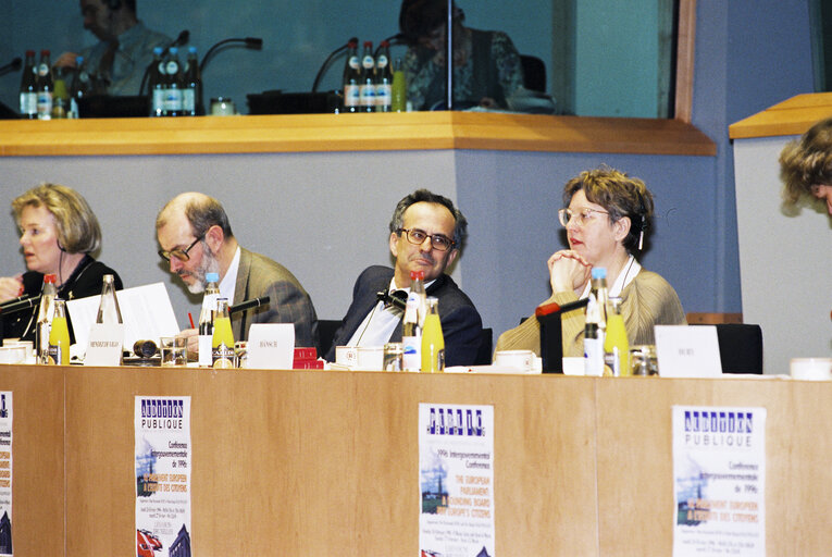 Fotografija 8: Committee on Institutional Affairs - Public hearing - 1996 Intergovernmental Conference - The European Parliament : A Sounding Board for Europe's Citizens