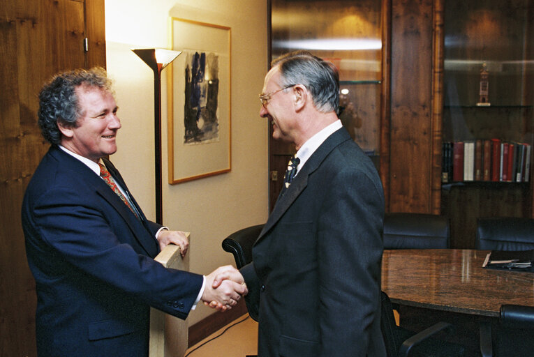 Foto 16: EP President receives a painting from the hands of a guest in February 1996