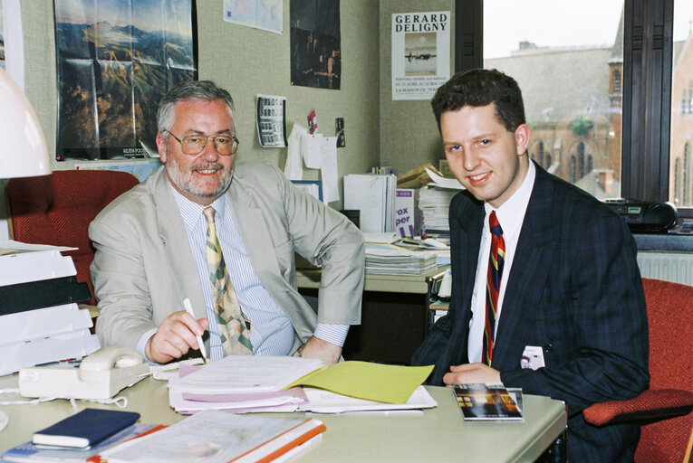 Fotografie 2: MEP Hugh KERR with a guest in Brussels