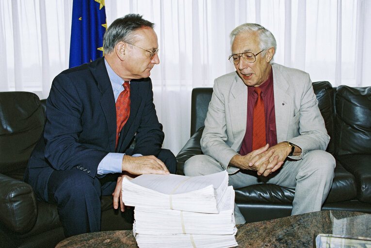 Photo 5 : MEP Peter Duncan CRAMPTON hands over a petition to EP President