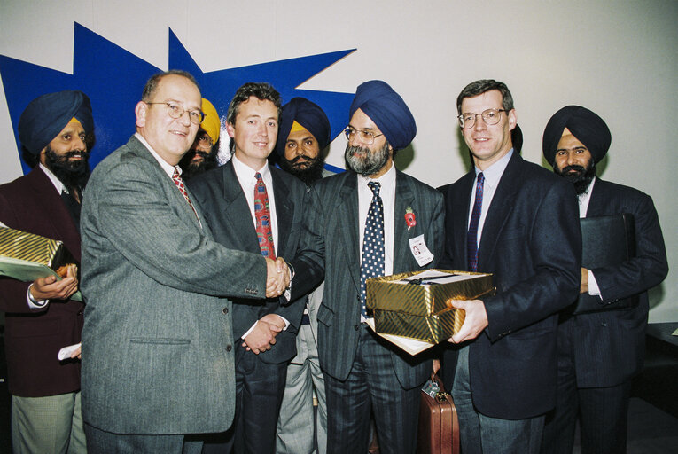 Fotografie 12: Presentation of a petition to British MEPs by a delegation from India