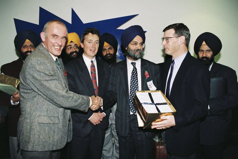 Fotografie 13: Presentation of a petition to British MEPs by a delegation from India