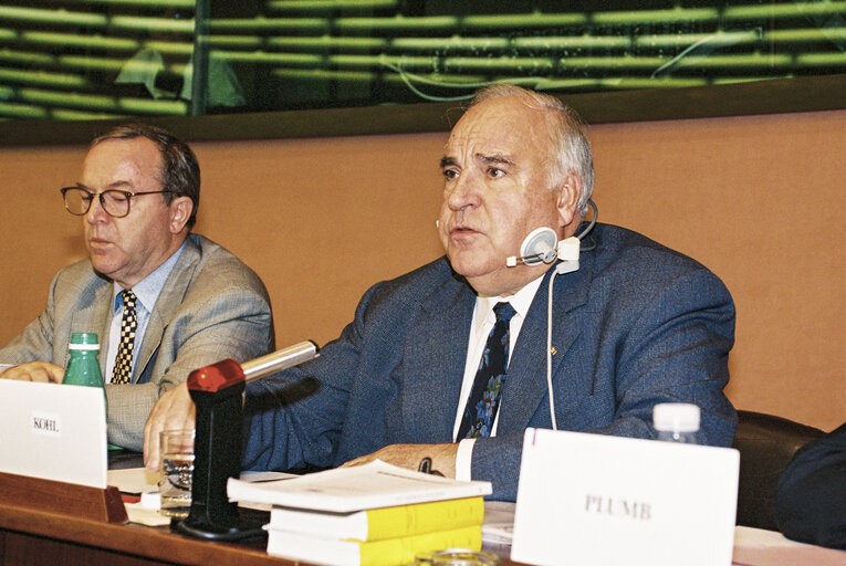 Fotogrāfija 5: Meeting with Helmut KOHL, German Chancellor at the European Parliament in Strasbourg