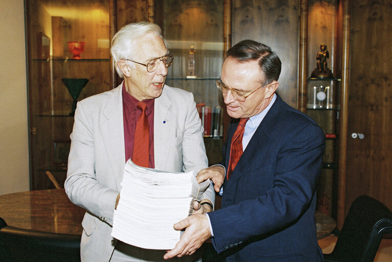 Foto 6: MEP Peter Duncan CRAMPTON hands over a petition to EP President