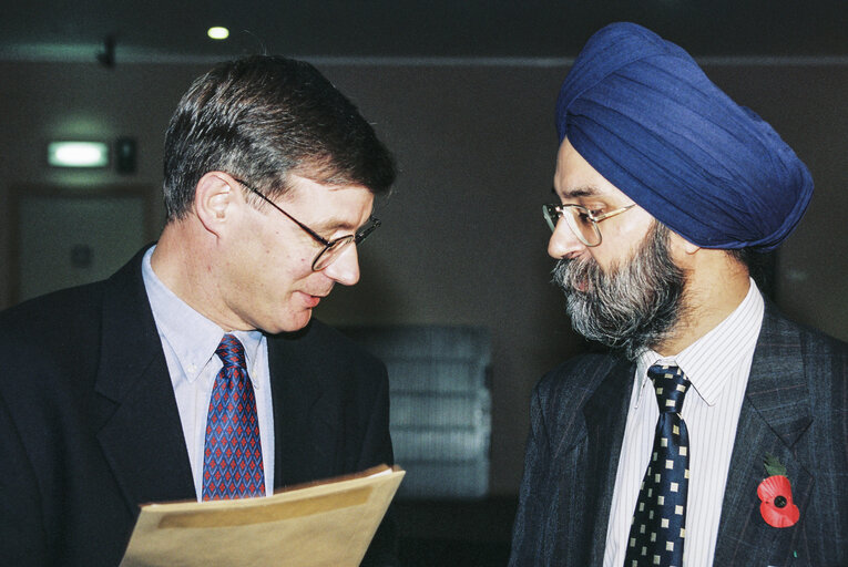 Fotografie 14: Presentation of a petition to British MEPs by a delegation from India