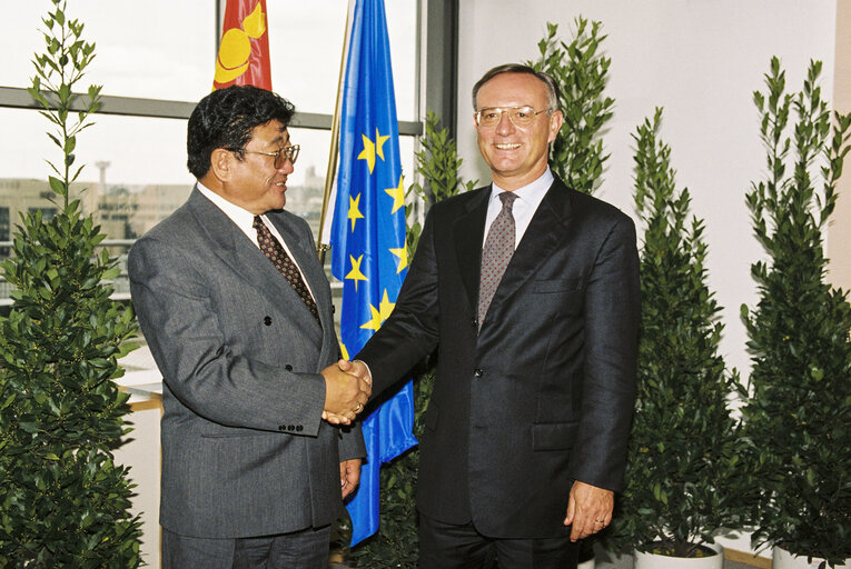 Foto 6: Klaus HANSCH EP President meets with Punsalmaagiyn OCHIRBAT, first President elected by direct popular vote in 1990 of the Mongolian People's Republic