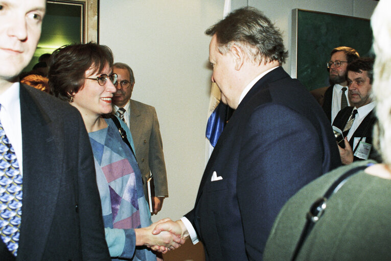 Foto 8: The President of Finland makes an official visit to the EP in Brussels - Meeting with Finnish MEPs