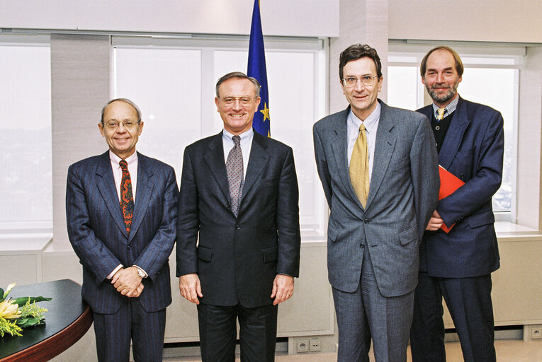 Foto 20: EP President receives guests in Brussels in February 1996