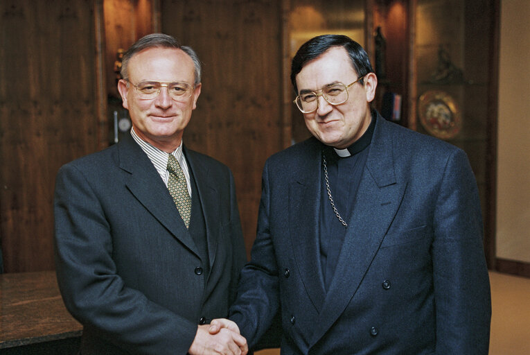 Foto 9: EP President meets with priester in February 1996