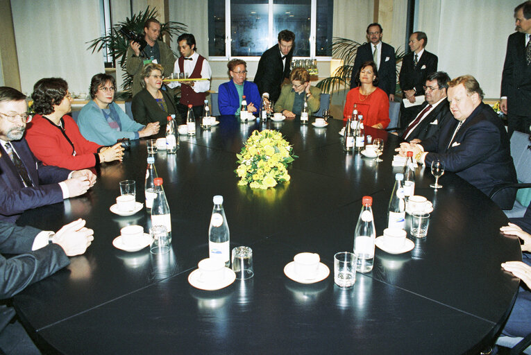 Foto 6: The President of Finland makes an official visit to the EP in Brussels - Meeting with Finnish MEPs