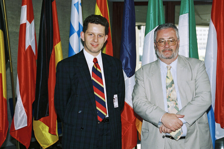 Foto 3: MEP Hugh KERR with a guest in Brussels