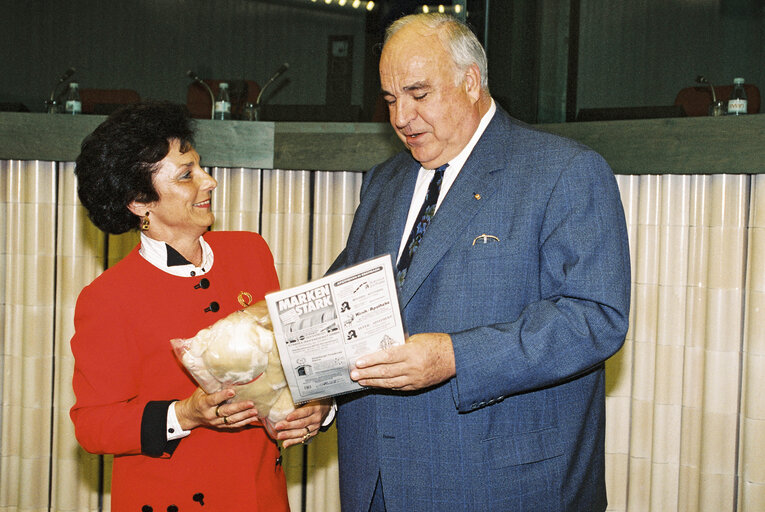 Fotogrāfija 4: Meeting with Helmut KOHL, German Chancellor at the European Parliament in Strasbourg