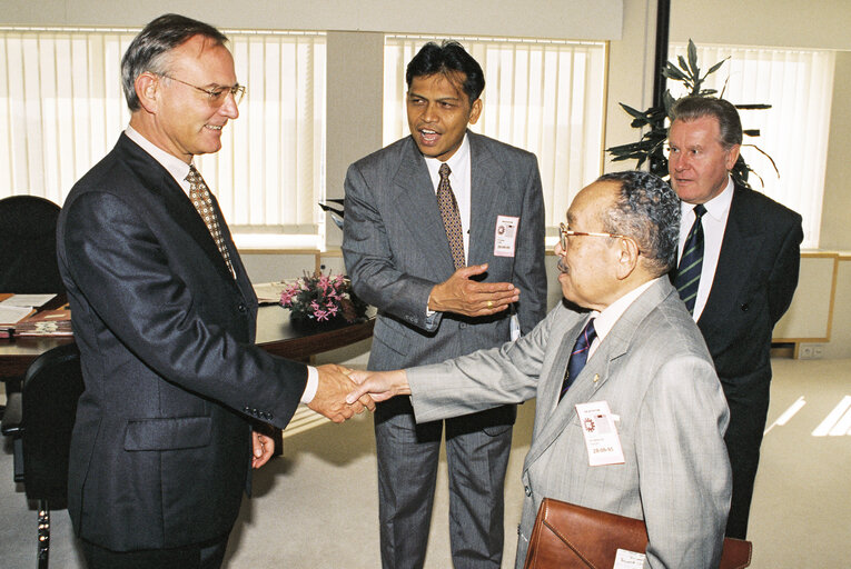 Foto 5: Klaus HANSCH EP President meets with Thai Delegation at the European Parliament  in Brussels