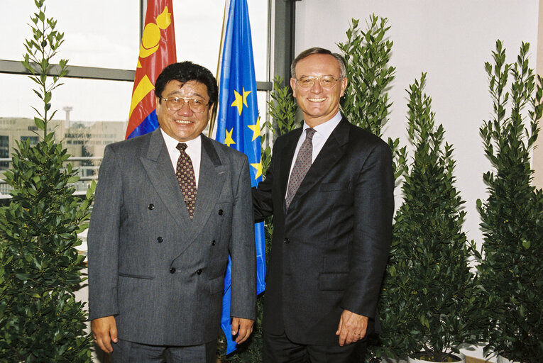 Foto 7: Klaus HANSCH EP President meets with Punsalmaagiyn OCHIRBAT, first President elected by direct popular vote in 1990 of the Mongolian People's Republic