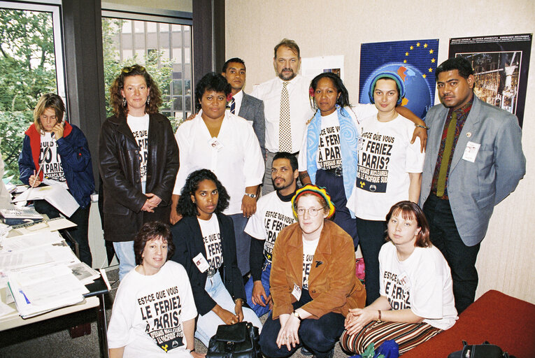 Fotografia 3: MEPs Demonstration against Nuclear Tests