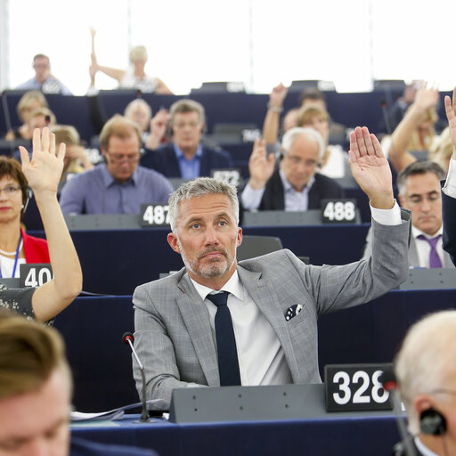 Foto 1: Morten LOKKEGAARD votes in plenary session week 37 2016 in Strasbourg