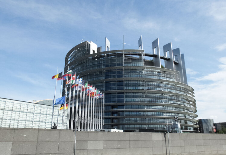 Fotografie 4: The Eu and German flags at half-mast  at the European Parliament headquarters in Strasbourg following the attack in Munich, Germany.