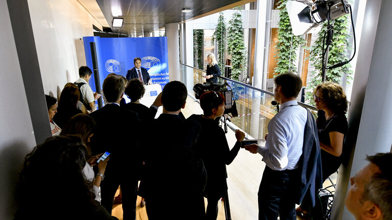 Fotografija 2: Press conference concerning Commissioner designate Julian KING