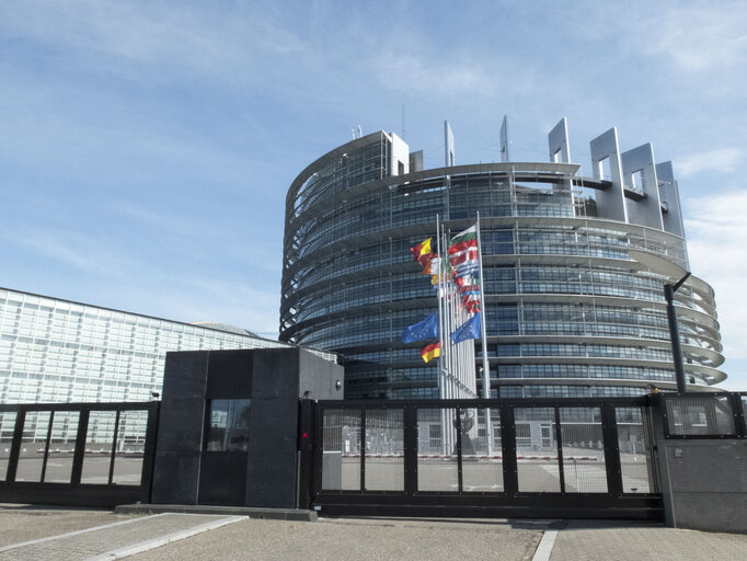 Fotografie 2: The Eu and German flags at half-mast  at the European Parliament headquarters in Strasbourg following the attack in Munich, Germany.