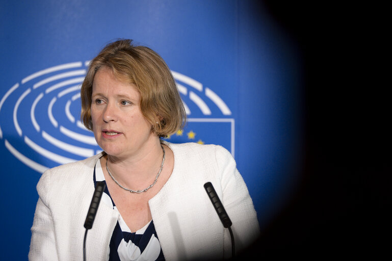 Photo 1 : EP Committee on the Internal Market and Consumer Protection. Press point  following the vote on Control of the acquisition and possession of weapons