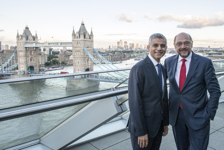 Fotogrāfija 1: President of the European Parliament, Martin SCHULZ, meets with Mayor of London, Sadiq KHAN, at City Hall on September 22, 2016.