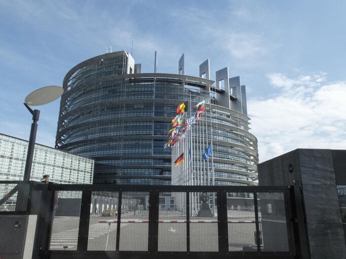 Fotografie 5: The Eu and German flags at half-mast  at the European Parliament headquarters in Strasbourg following the attack in Munich, Germany.