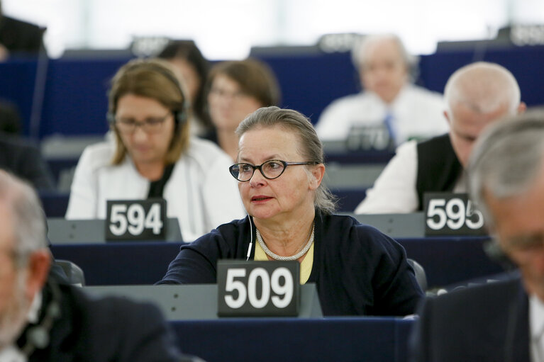 Foto 2: Danuta JAZLOWIECKA voting in plenary session in Strasbourg - Week 27   2016