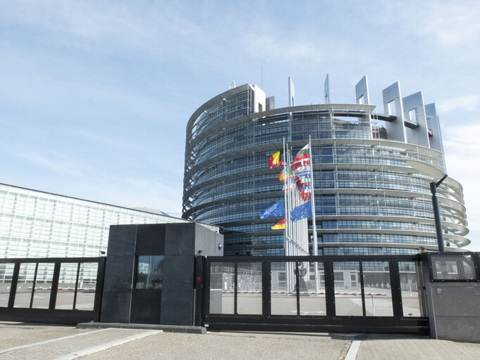 Fotografie 3: The Eu and German flags at half-mast  at the European Parliament headquarters in Strasbourg following the attack in Munich, Germany.