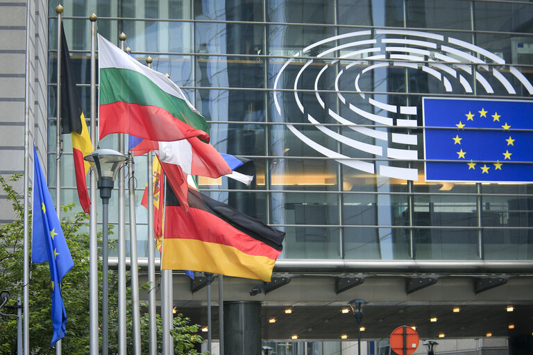 Fotó 5: The Eu and German flags at half-mast  at the European Parliament headquarters in Brussels following the attack in Munich, Germany.