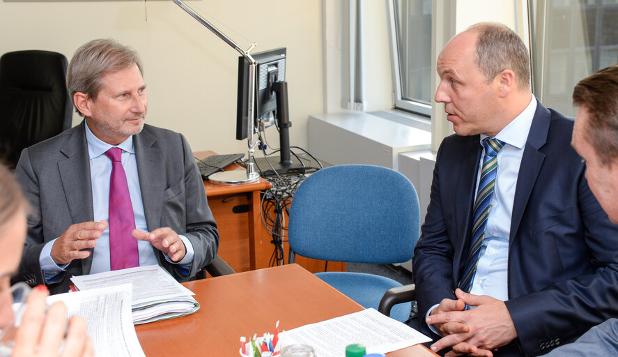 Снимка 3: CommissionerJohannes HAHN meets with Andriy PARUBIY, Chairman of the Verkhovna Rada of Ukraine