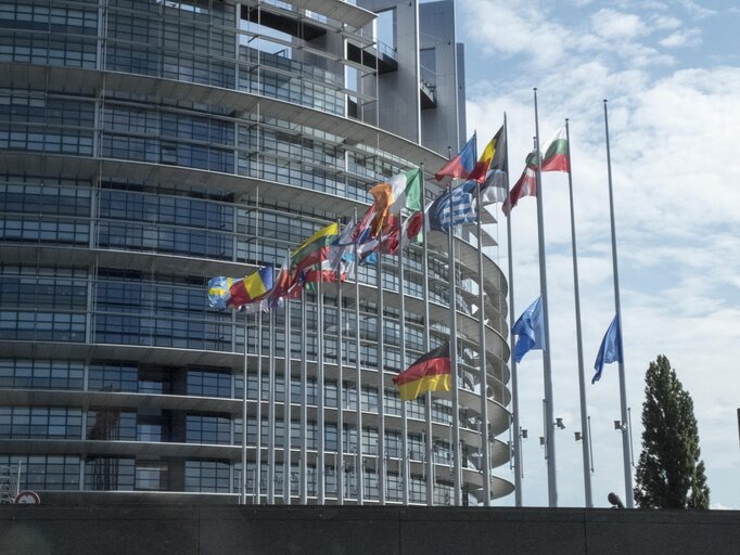 Fotografie 7: The Eu and German flags at half-mast  at the European Parliament headquarters in Strasbourg following the attack in Munich, Germany.