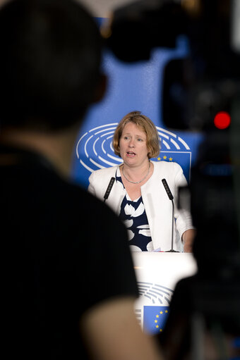 Photo 3 : EP Committee on the Internal Market and Consumer Protection. Press point  following the vote on Control of the acquisition and possession of weapons