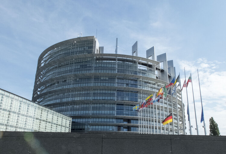 Fotografie 8: The Eu and German flags at half-mast  at the European Parliament headquarters in Strasbourg following the attack in Munich, Germany.