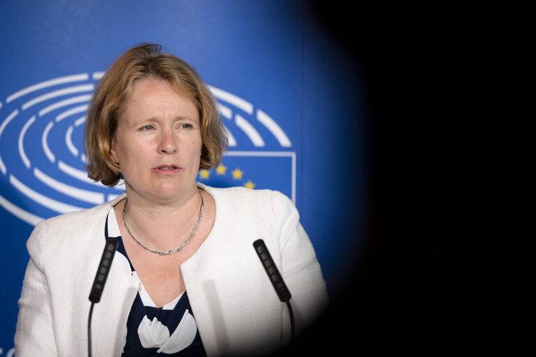 Photo 2 : EP Committee on the Internal Market and Consumer Protection. Press point  following the vote on Control of the acquisition and possession of weapons