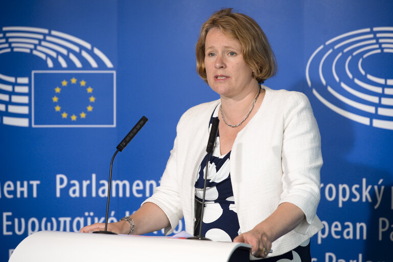 Photo 4 : EP Committee on the Internal Market and Consumer Protection. Press point  following the vote on Control of the acquisition and possession of weapons