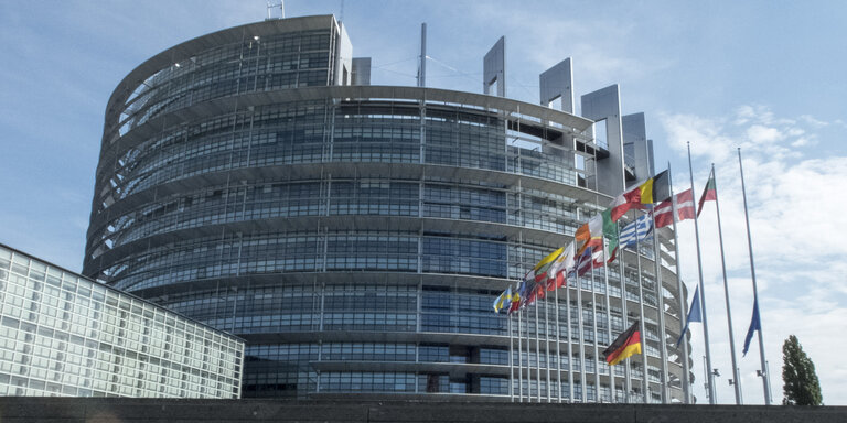 Fotografie 9: The Eu and German flags at half-mast  at the European Parliament headquarters in Strasbourg following the attack in Munich, Germany.