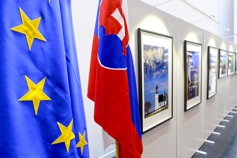 Fotografie 1: EP President attends the opening of a photo exhibition of the Slovak Presidency - Flag of Europe and Flag of Slovakia