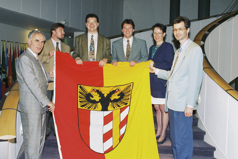 Photo 3: MEP Markus FERBER and guests with a flag of Swabia (Schwaben), an administrative region of Bavaria
