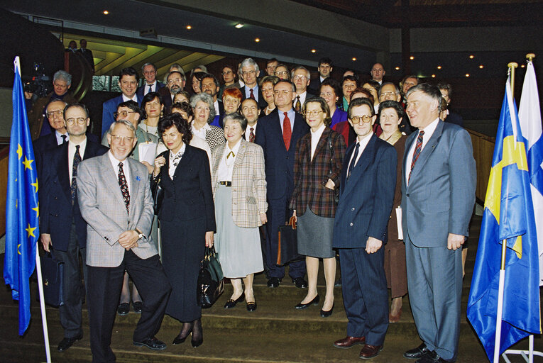 Fotografia 9: Arrival of the observers and MEPs for Sweden, Austria and FInland following the 1995 enlargement - Group picture