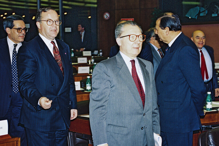 Photo 7: EPP group meeting - Outgoing EC President is awarded the Robert Schuman medal