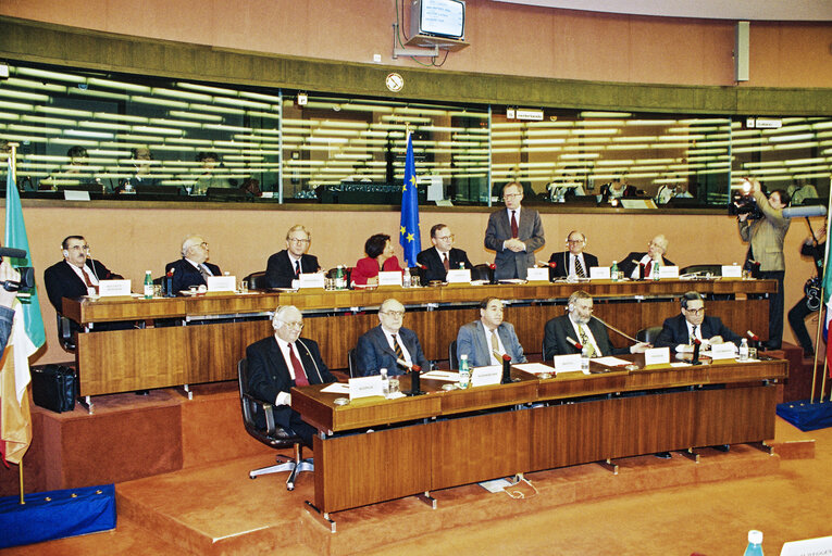 Fotografija 8: EPP group meeting - Outgoing EC President is awarded the Robert Schuman medal